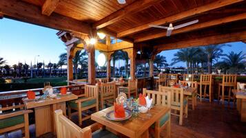 3 間餐廳,供應早餐、午餐和晚餐,墨西哥料理