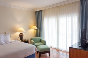 Suite junior | Minibar, caja fuerte, escritorio y tabla de planchar con plancha