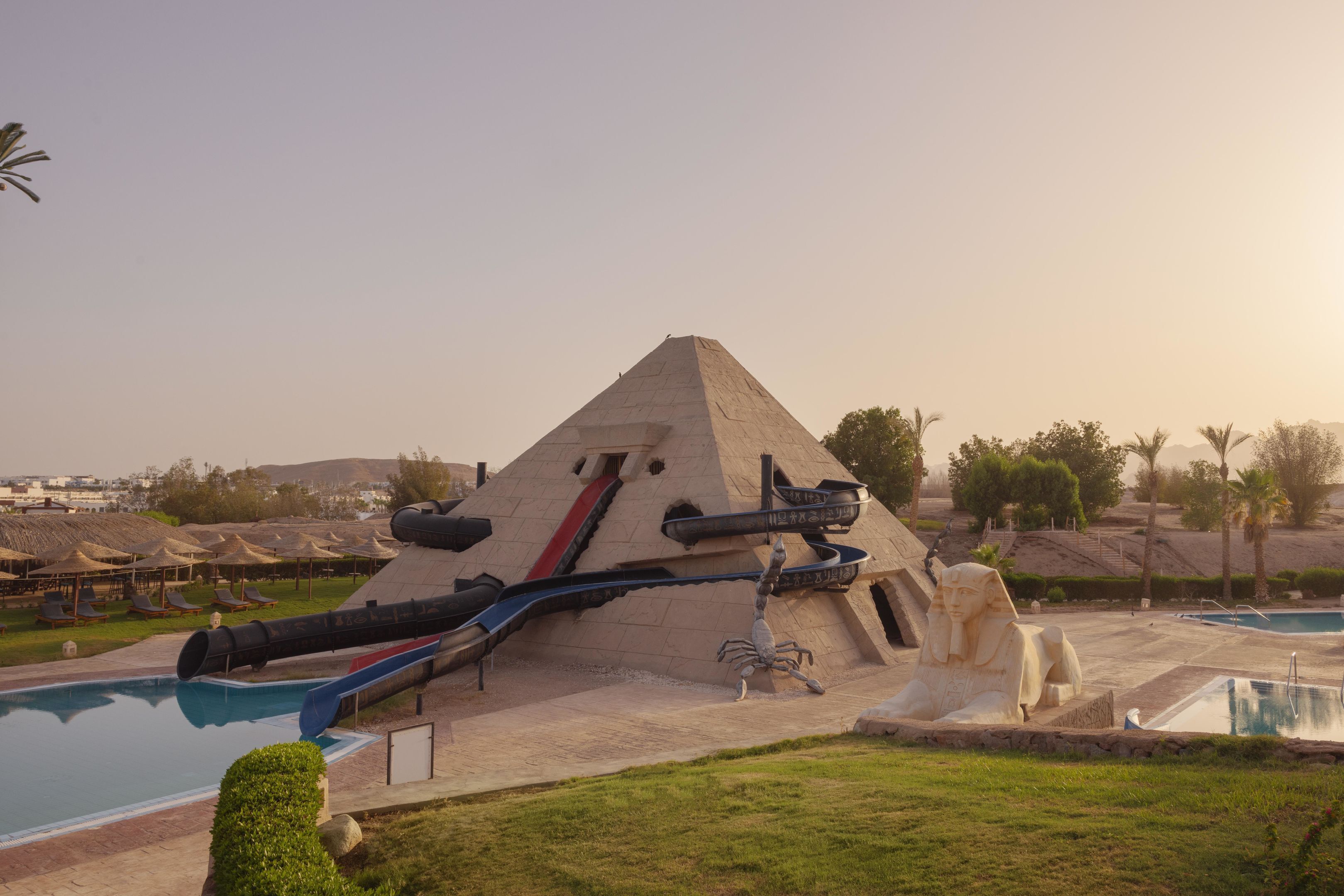 7 座室外游泳池，提供日光浴躺椅