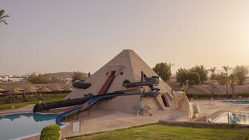 7 outdoor pools, sun loungers