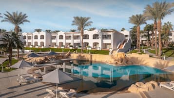 7 piscines extérieures, chaises longues