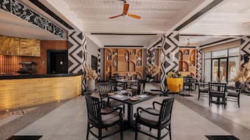 3 restoran, melayani sarapan, makan siang; sajian masakan Meksiko