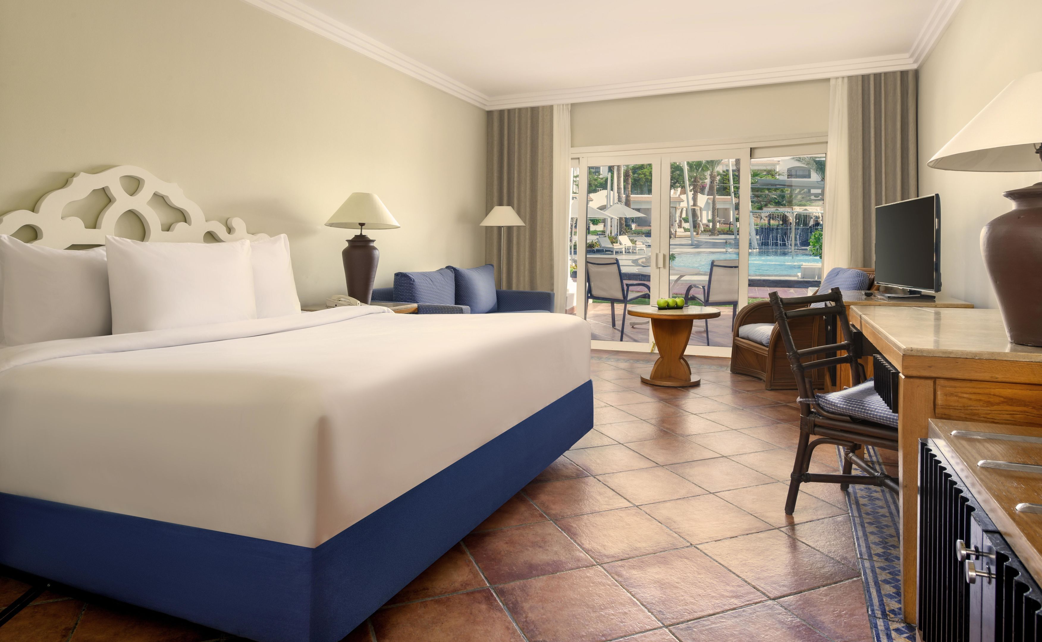 Kamar Deluks, pemandangan kolam renang (Queen or Twin) | Minibar, brankas, meja kerja, dan setrika/meja setrika