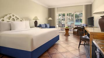 Kamar Deluks, pemandangan kolam renang (Queen or Twin) | Minibar, brankas, meja kerja, dan setrika/meja setrika