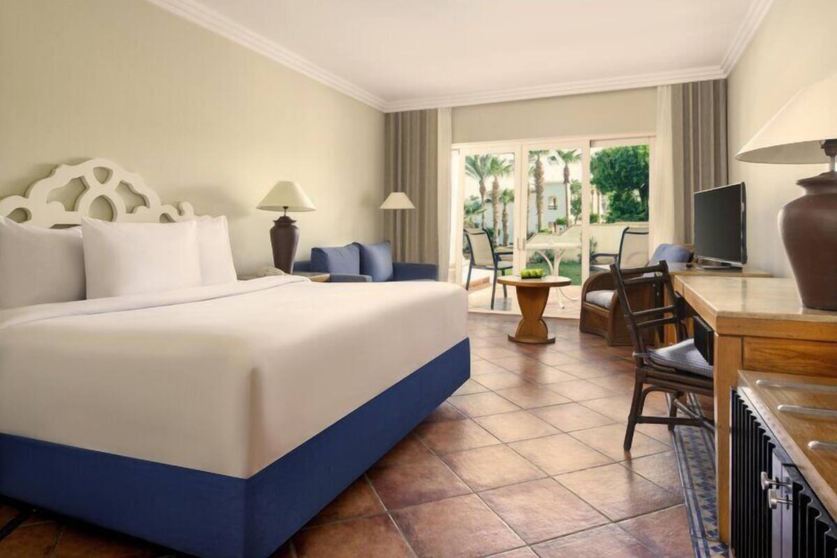 Superior Room, Garden View (Queen or Twin) | Minibar, in-room safe, desk, iron/ironing board