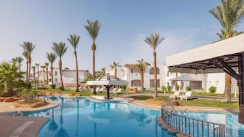 7 utendørsbassenger og solsenger