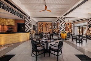 3 restaurants, serveren ontbijt, lunch, diner, Mexicaanse gerechten