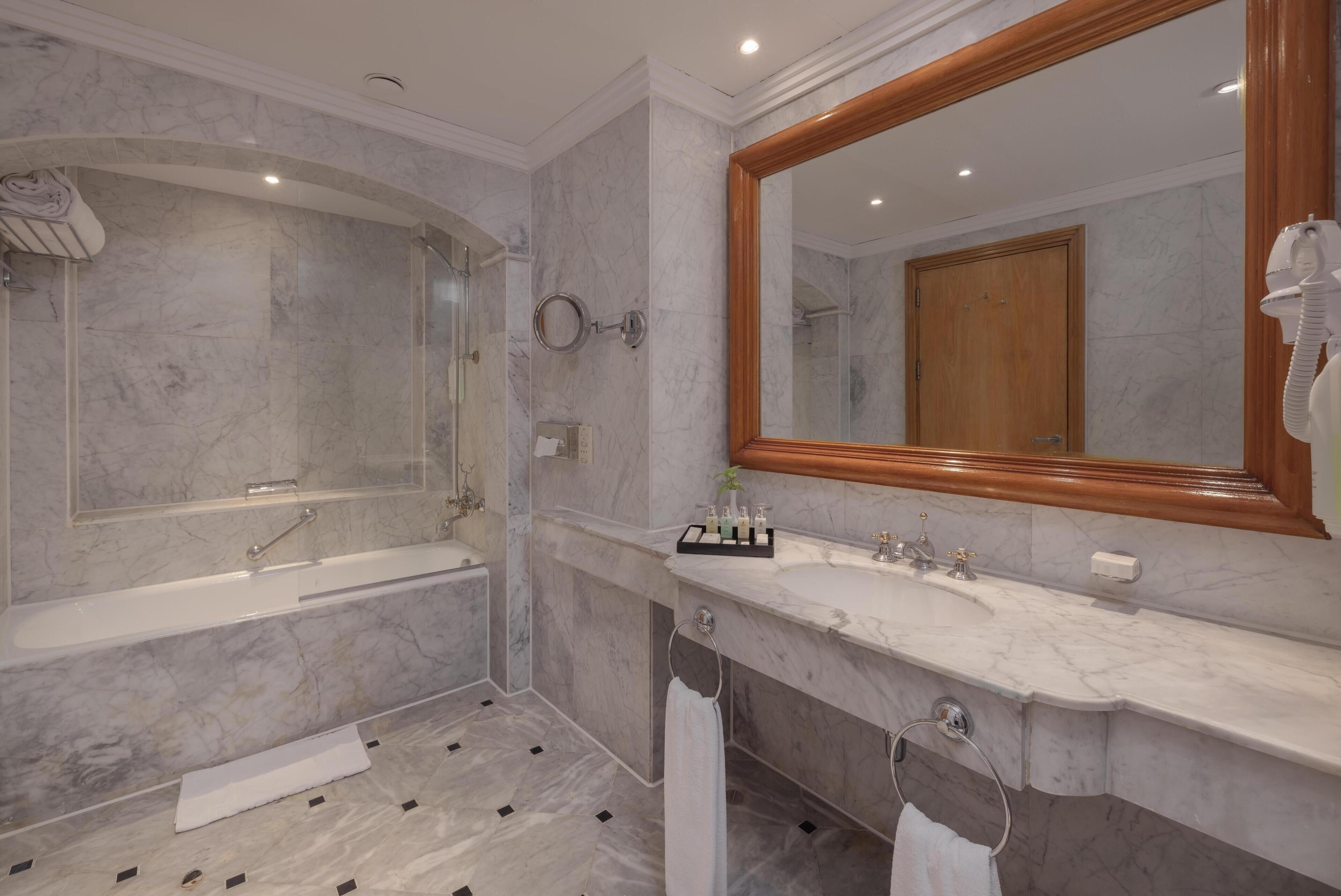 Suite – junior | Bad | Badekar, miljøvennlige toalettsaker, hårføner og håndklær