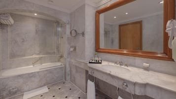 Suite – junior | Bad | Badekar, miljøvennlige toalettsaker, hårføner og håndklær