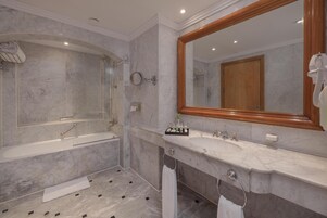 Suite junior | Baño | Bañera, artículos de higiene personal ecológicos y secador de pelo