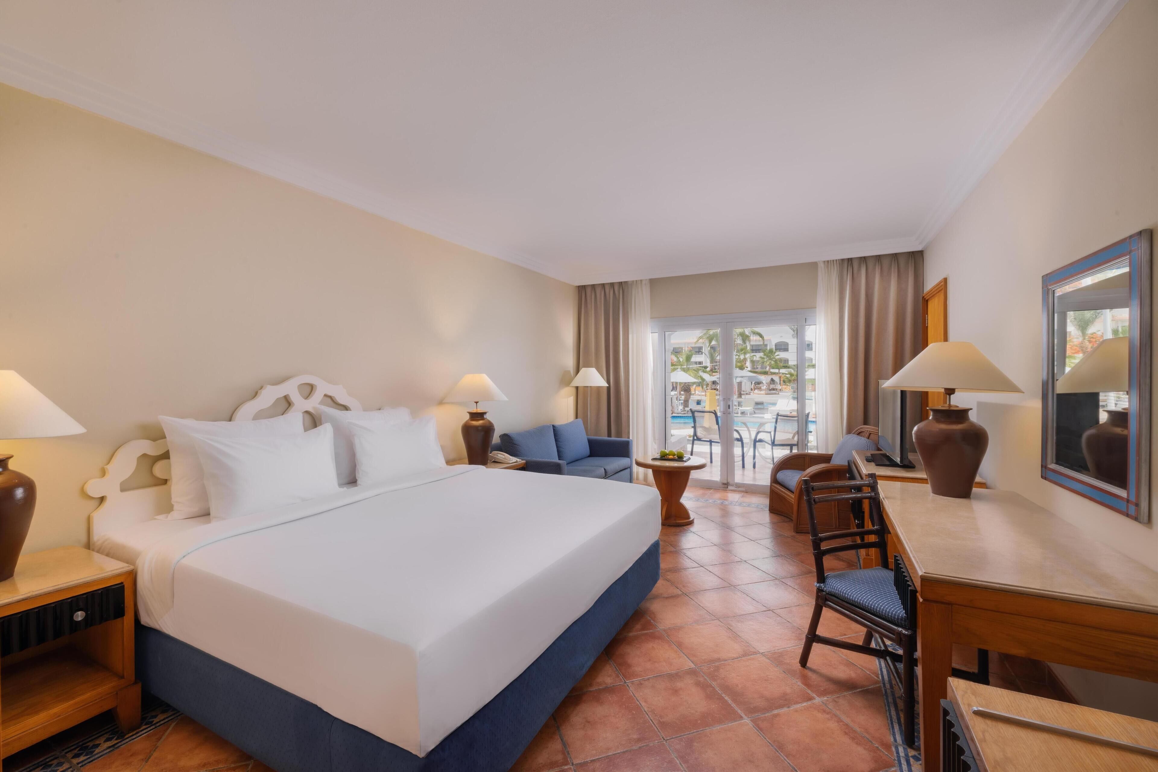 Deluxe-Zimmer, Poolblick (Queen or Twin) | Minibar, Zimmersafe, Schreibtisch, Bügeleisen/Bügelbrett