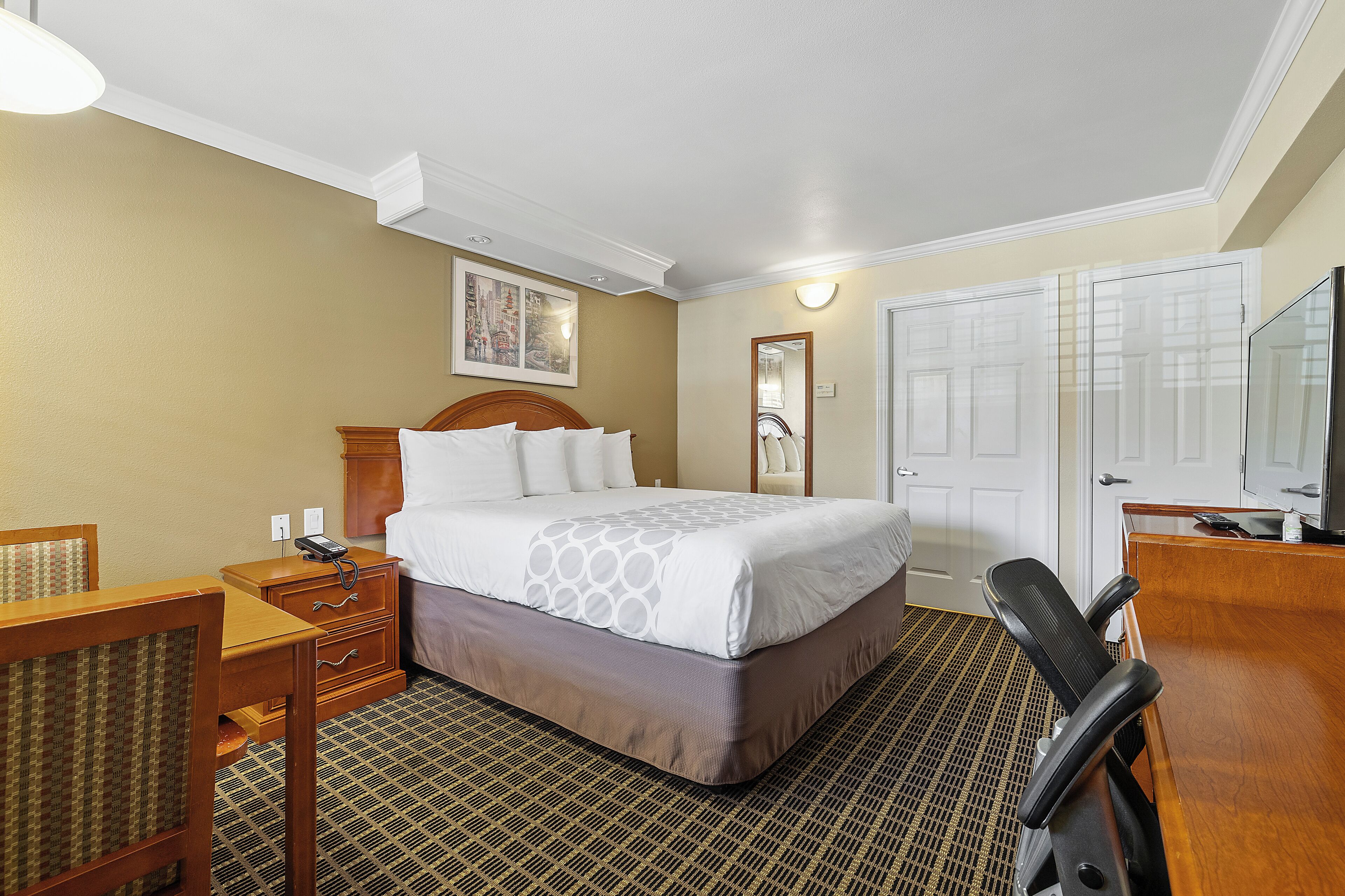 Standard Room, 1 King Bed | In-room safe, desk, iron/ironing board, free WiFi