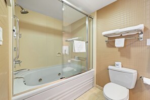Rom – standard, 1 kingsize-seng | Safe på rommet, skrivebord, strykejern/-brett og wi-fi (inkludert)