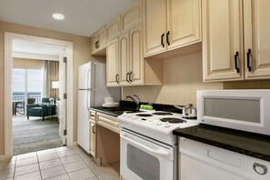 Frigorífico grande, microondas, horno y placa de cocina