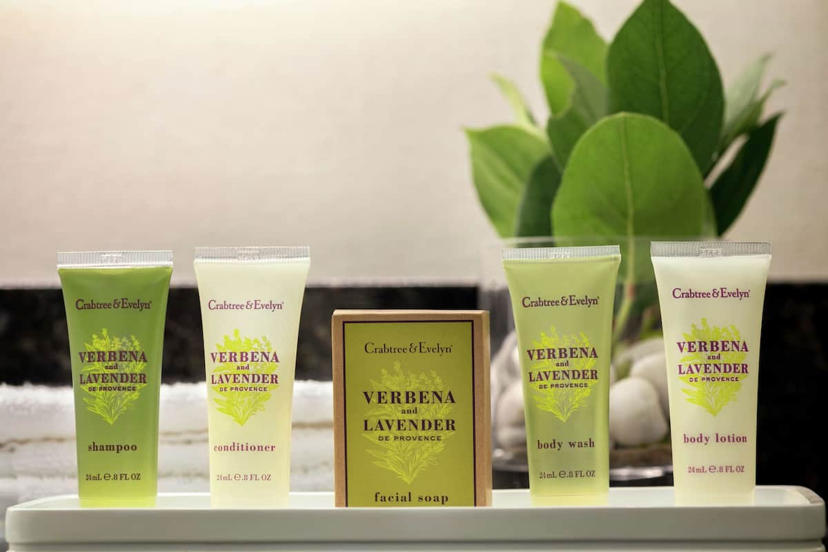 combined shower/bathtub, jetted bath, rainfall showerhead