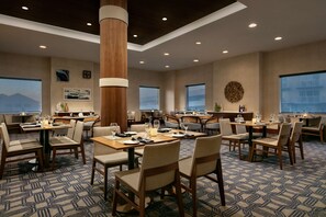 3 restaurants; breakfast, lunch, and dinner served - Hilton Ocean City Oceanfront Suites (Ocean City)
