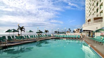 Kolam renang indoor dan kolam renang outdoor musiman