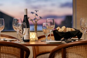 3 restaurants, breakfast served - Hilton Ocean City Oceanfront Suites (Ocean City)