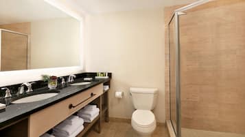 Combined shower/tub, jetted tub, rainfall showerhead