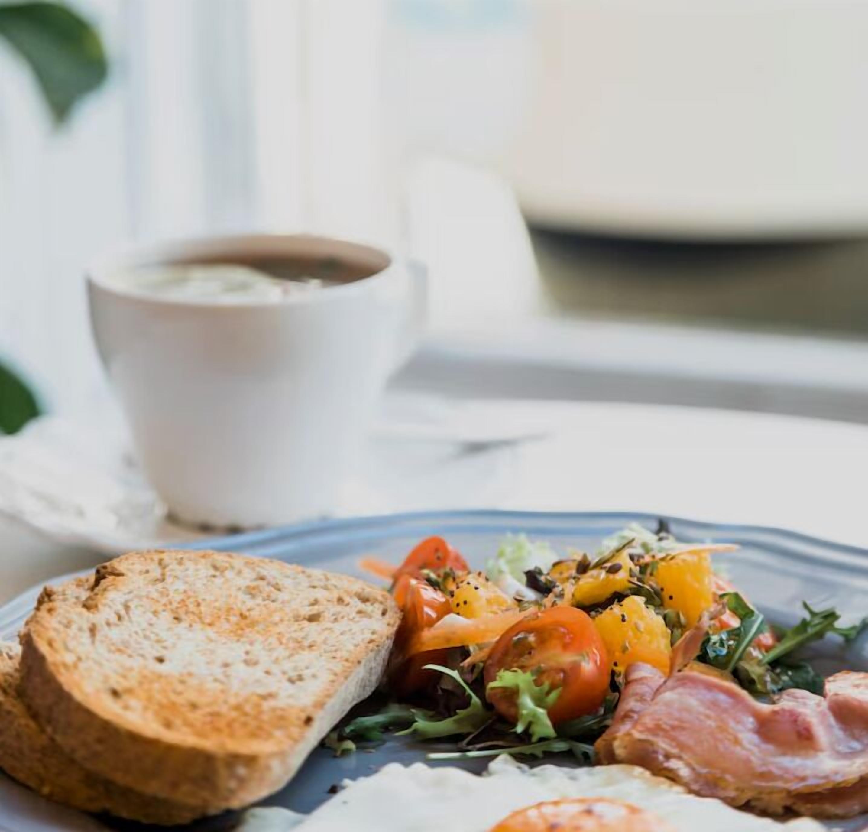 Desayuno a la carta todos los días (con cargo) 