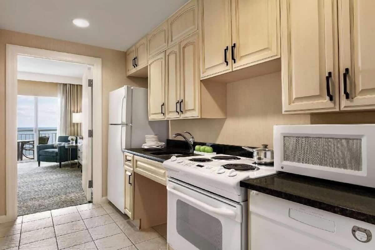 Private kitchen | Full-sized fridge, microwave, oven, stovetop