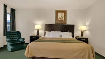 Escritorio, cortinas blackout y tabla de planchar con plancha