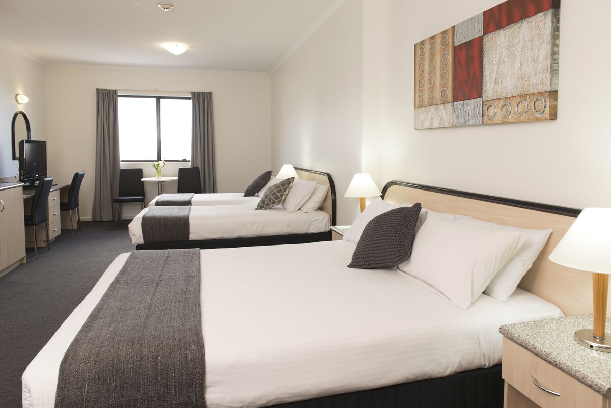 Adelaide Riviera Hotel