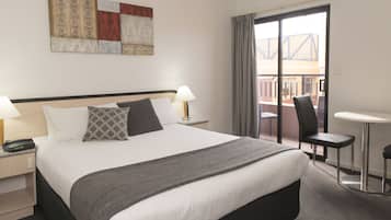 Suite, hidromasaje | Minibar, escritorio, tabla de planchar con plancha y ropa de cama