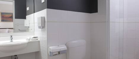 Ein Badezimmer mit Waschbecken, Toilette und Dusche.