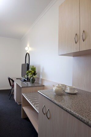 Minibar, desk, iron/ironing board, bed sheets - Adelaide Riviera Hotel (Adelaide)