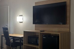 客房, 1 张特大床, 无障碍, 无烟房 (Mobility Accessible) | 办公桌、遮光窗帘、免费婴儿床、免费 WiFi