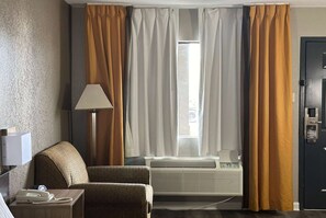 Escritorio, cortinas blackout, cunas gratuitas y wifi gratis 