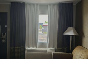 Habitación estándar, 2 camas Queen size | Escritorio, cortinas blackout, cunas gratuitas y wifi gratis