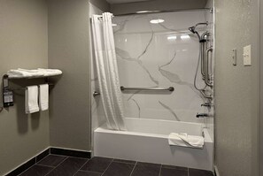 Chambre, 1 très grand lit, non-fumeur (Mobility Accessible) | Salle de bain