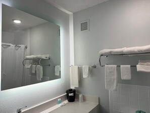 Standardzimmer, 2 Doppelbetten, Nichtraucher | Badezimmer | Duschwanne, Haartrockner, Handtücher