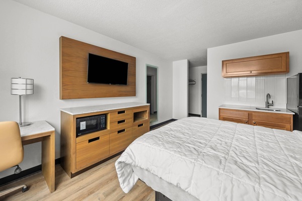 Standard Room, 1 Double Bed, Mobility Accessible, Non Smoking | Premium bedding, desk, iron/ironing board (on request), WiFi (free)