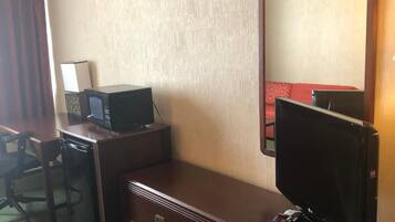 Premium bedding, desk, iron/ironing board, free WiFi