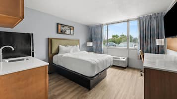 Standard Room, 1 Double Bed, Mobility Accessible, Non Smoking | Premium bedding, desk, iron/ironing board, free WiFi