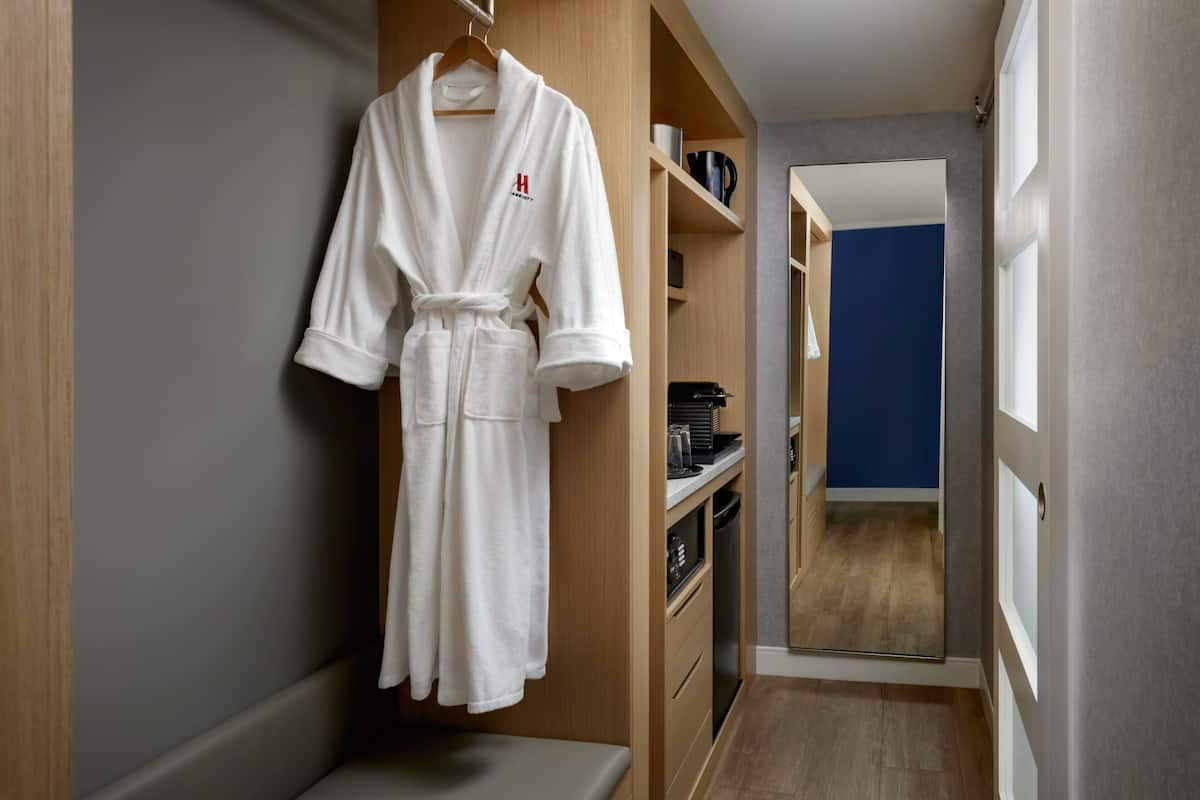 Hypo-allergenic bedding, in-room safe, desk, blackout drapes