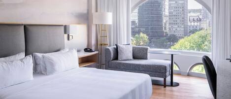 Hypo-allergenic bedding, in-room safe, desk, blackout curtains