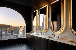 Ensemble douche/baignoire, articles de toilette gratuits, sèche-cheveux