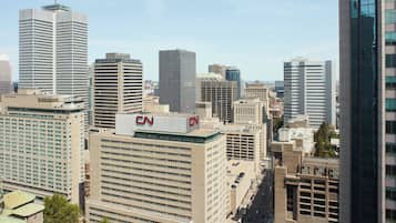 Hypo-allergenic bedding, in-room safe, desk, blackout drapes