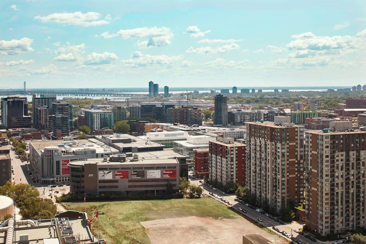 Hypo-allergenic bedding, in-room safe, desk, blackout drapes
