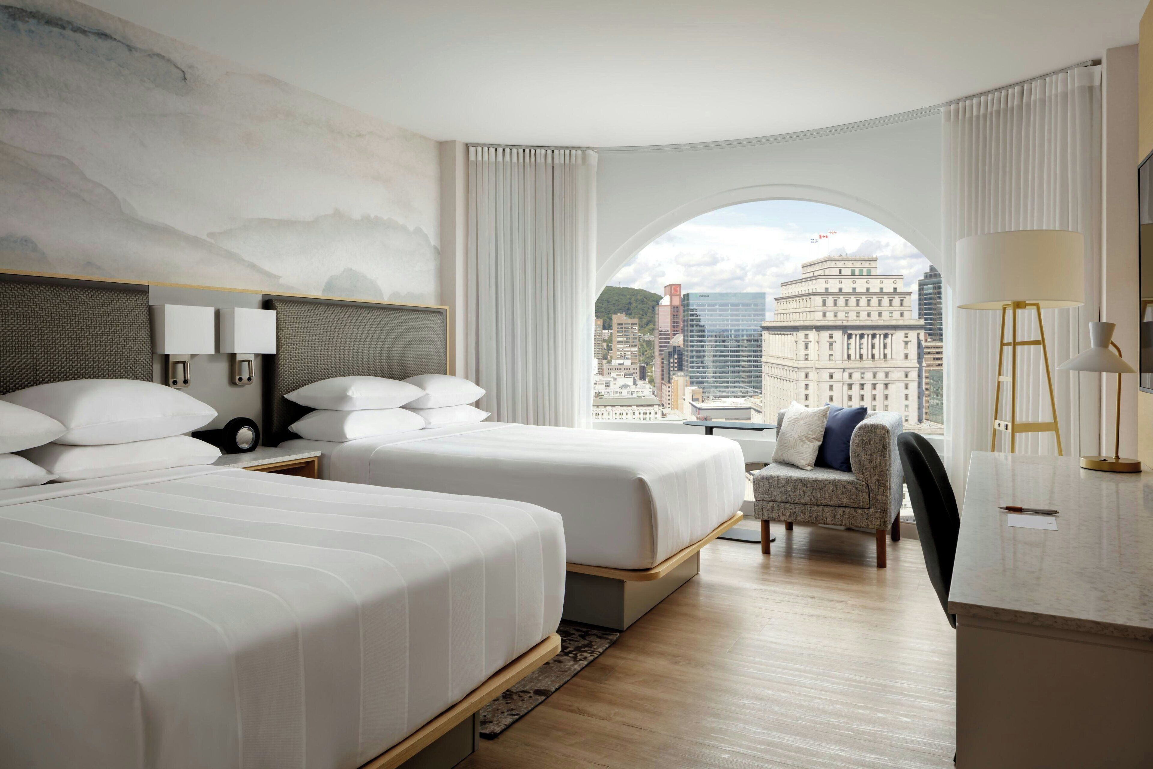 Kamer, 2 tweepersoonsbedden, uitzicht op park | Hypoallergeen beddengoed, een kluis op de kamer, een bureau