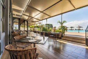 供应午餐和晚餐，法国菜，室外就餐