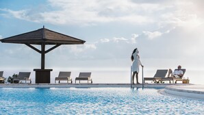 A pool area with lounge chairs and a gazebo. - Hôtel Exsel Créolia  (Saint-Denis)