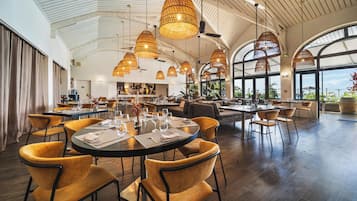 供應午餐、晚餐;法國菜;室外用餐