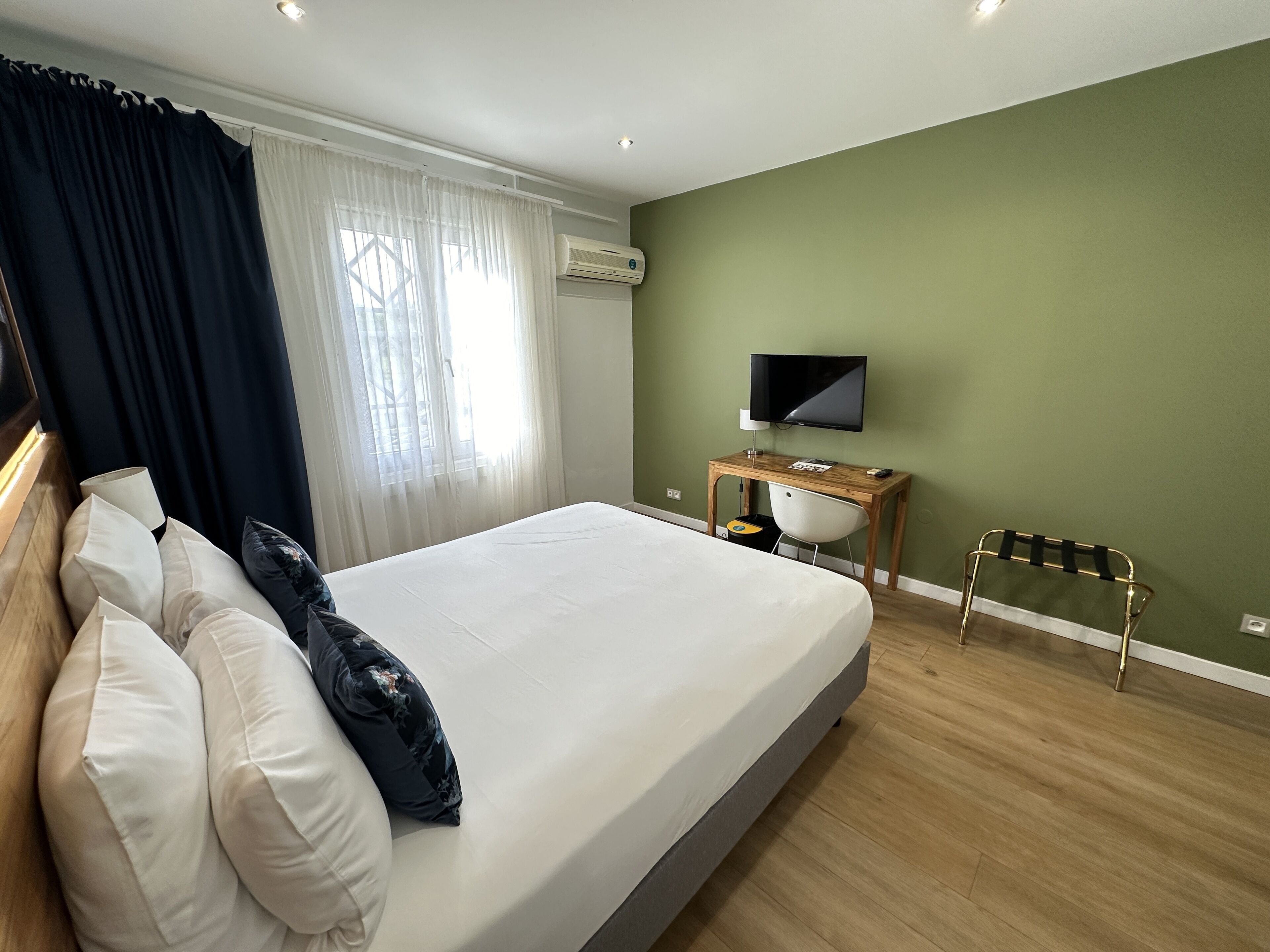 standard room, 1 double bed | 1 bedroom, minibar, in-room safe, desk