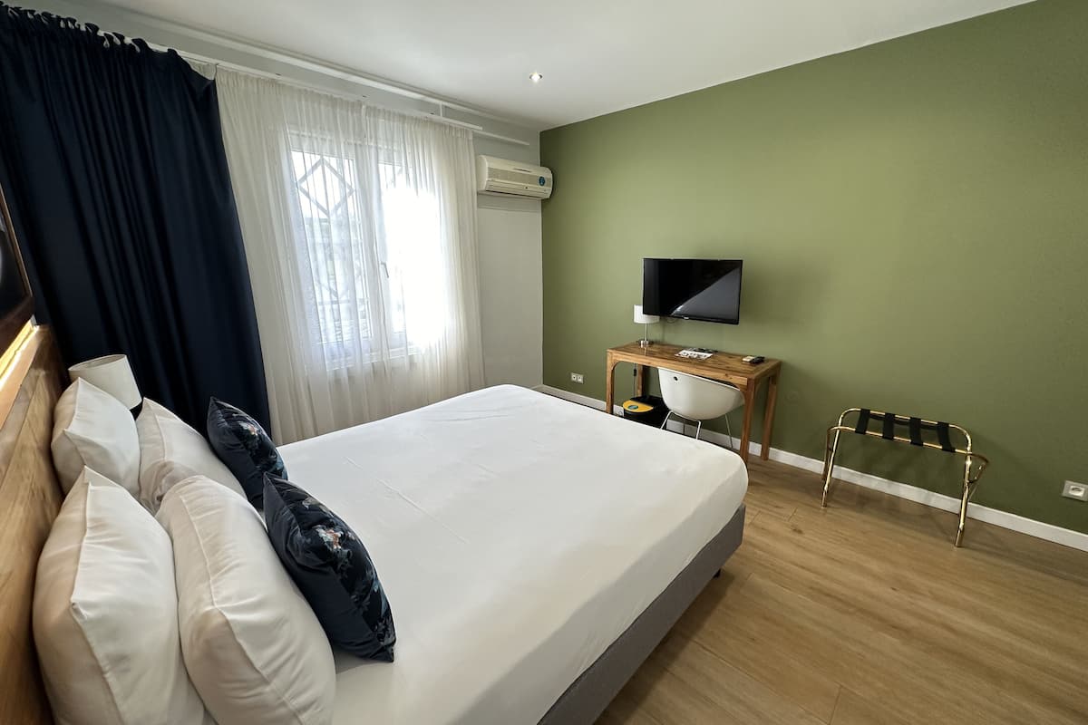 standard room, 1 double bed | 1 bedroom, minibar, in-room safe, desk