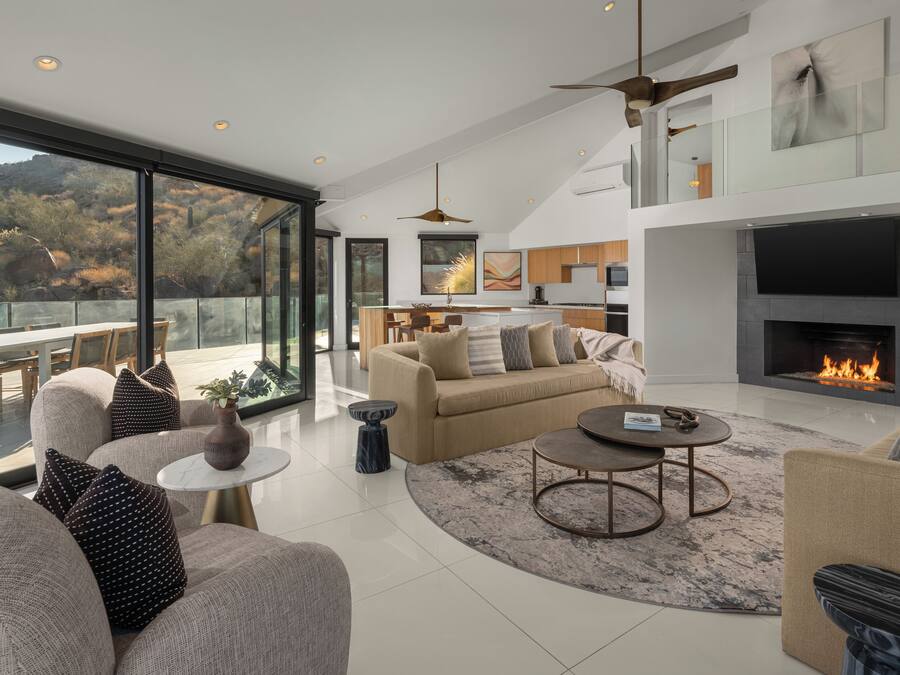 Una sala de estar moderna con sofá, mesa de centro y chimenea.